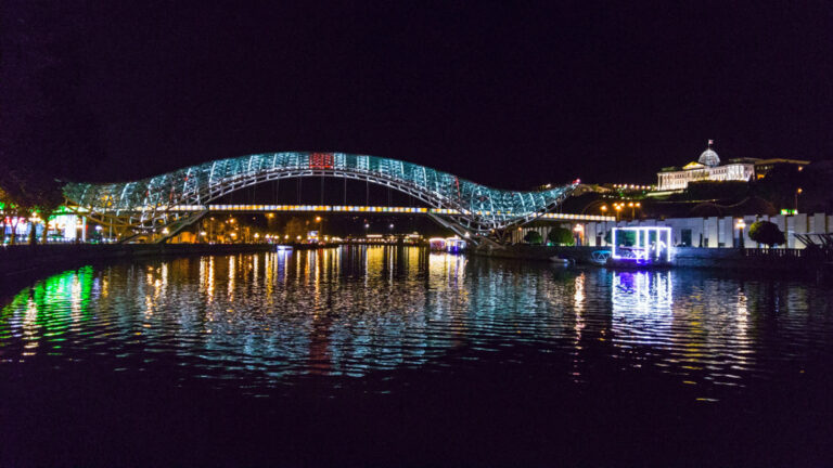Die Friedensbrücke bei Nacht