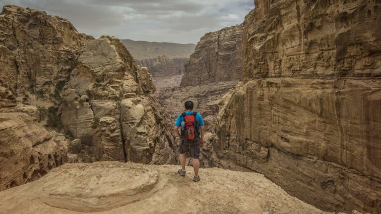 Wandern in der atemberaubenden Landschaft Jordaniens