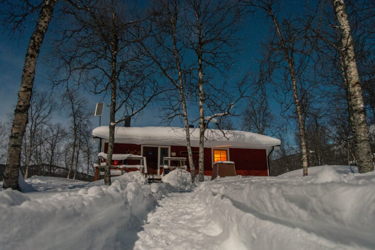 Gemütliches Zuhause in Lapplands Winterlandschaft
