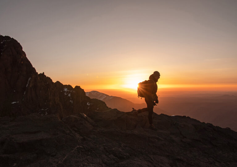 Bei Sonnenaufgang den Gipfel erklimmen