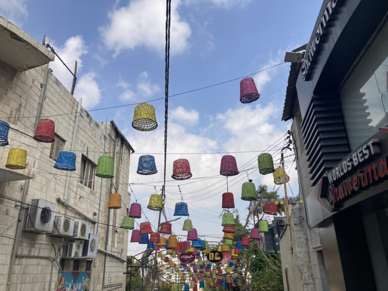 Farbenfrohe Rainbow Street in Amman