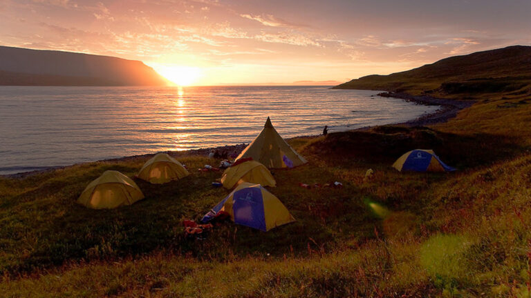 Wild Camping in Island: die Mitternachtsonne genießen