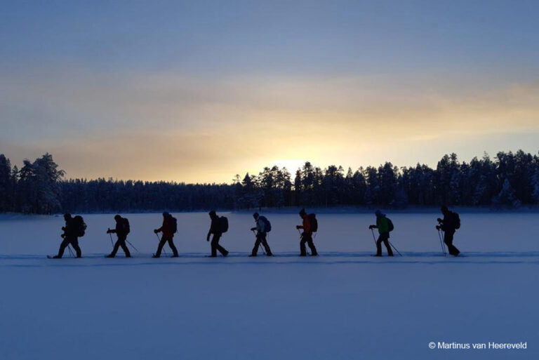 Auf Schneeschuhen den Sonnenuntergang genießen