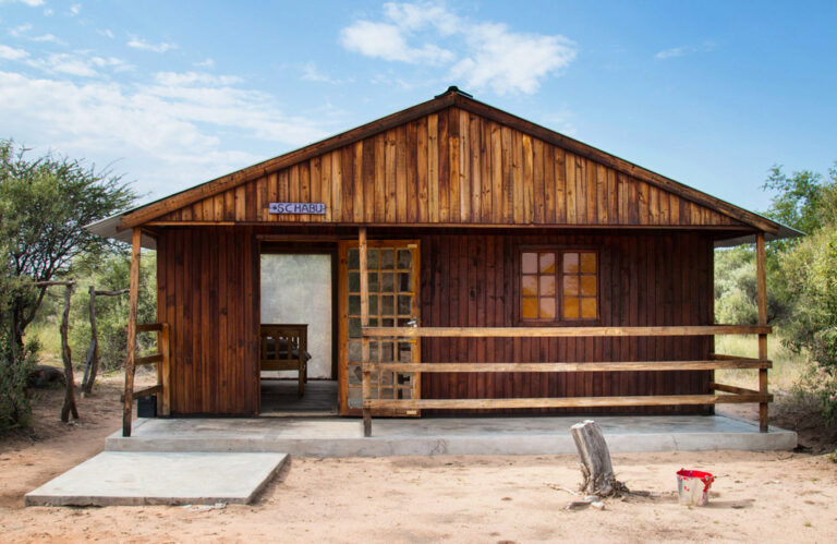 Holzhütte im Volunteer-Dorf