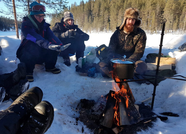 Mittagessen am Lagerfeuer