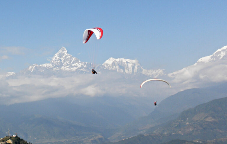 Paragliden in Himalaya-Kulisse