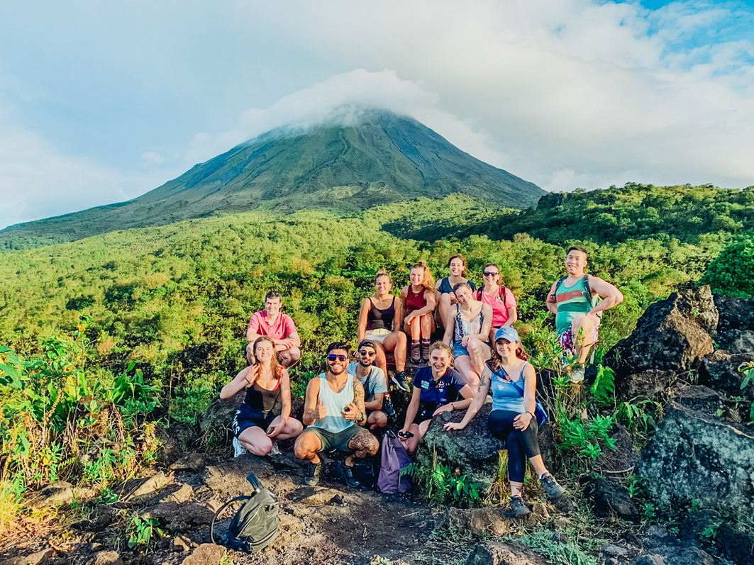 Junge Backpacker Gruppe auf einer TruTravels Gruppenreise