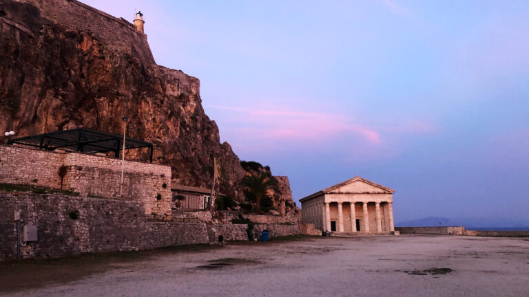 Griechischer Sonnenuntergang über der alten Festung