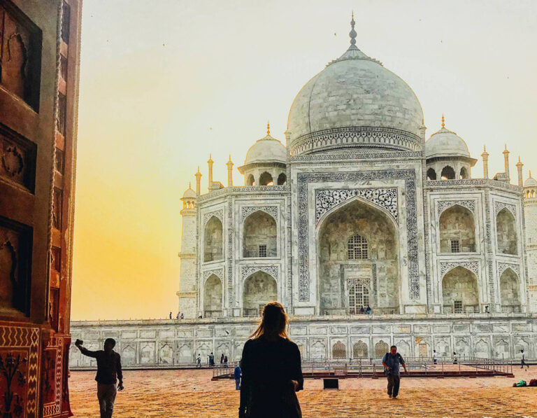 Das majestätische Taj Mahal in märchenhaftes Licht getaucht