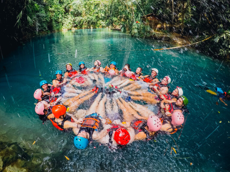 Gruppe mit Helmen im Wasser beim Canyoningausflug