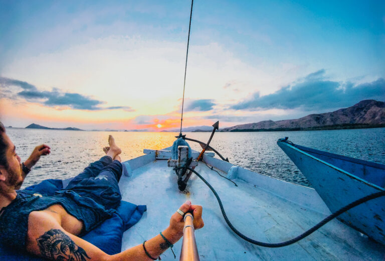 Den Sonnenuntergang vom Boot aus genießen