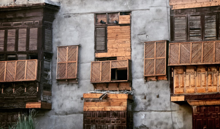 Mit Holz verkleidete Fenster