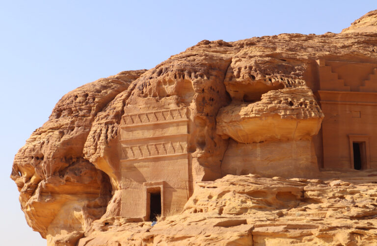 Kunstvoll verzierte Felsengräber in Mada'in Salih