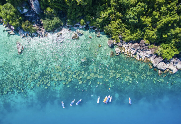 Boote vorm Riff einer Insel
