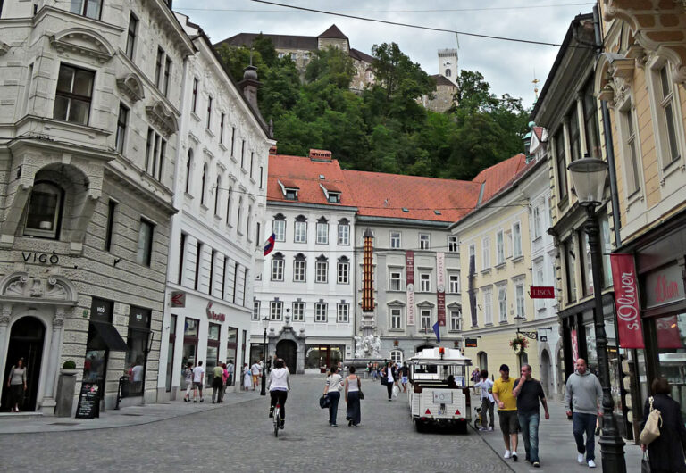 Die Burg thront über Ljubljanas Altstadt
