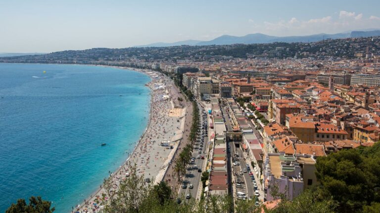 Blick auf den Strand von Nizza