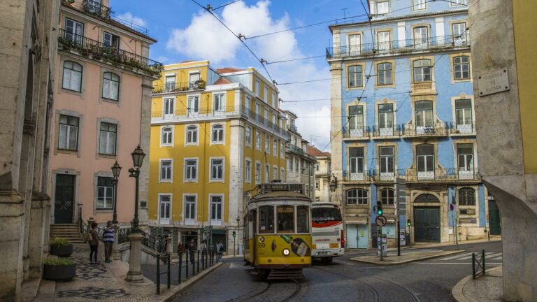 Pastellfarbene Häuser und Straßenbahnen zeichnen die Stadt aus