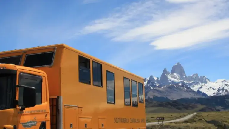 Overland-Truck vor dem Fitz Roy in Patagonien auf einer Rucksackreise durch Südamerika