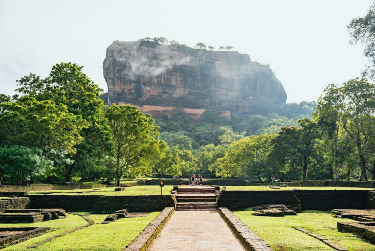 Der eindrucksvolle Löwenfelsen in Sigiriya