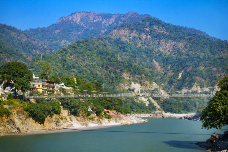 Die Lakshman Jhula Hängebrücke führt über den Ganges