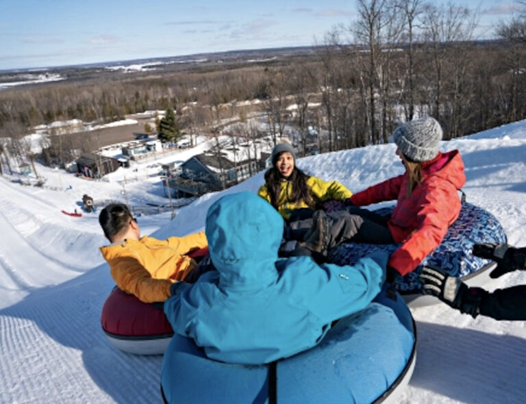 Riesenspaß beim Snow Tubing