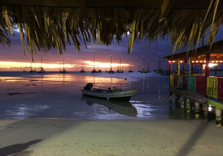 Den Tag in einer Strandbar ausklingen lassen