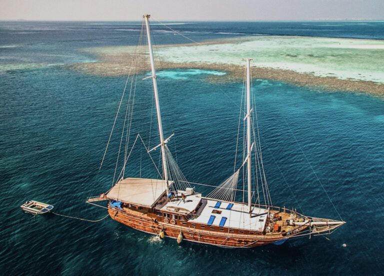 Auf einer Segelyacht durchs Paradies schippern