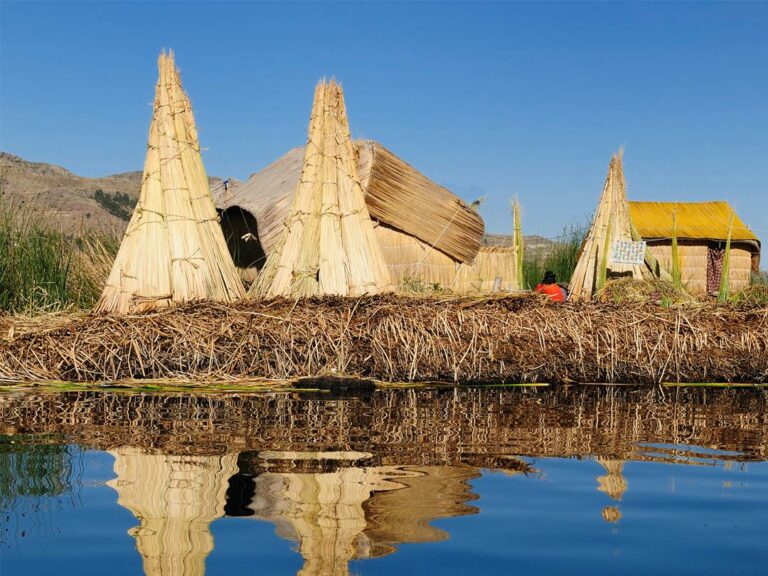 Die schwimmenden Uros Inseln sind aus Schilf