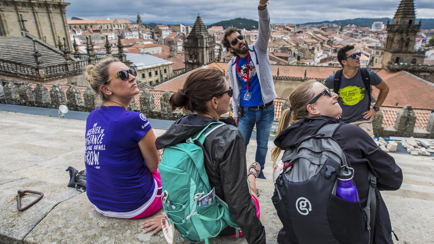 Kleine internationale Reisegruppe mit lokalem Guide bei G Adventures