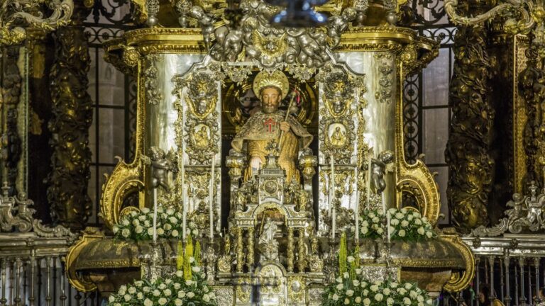 Golden und mit Rosen geschmückt