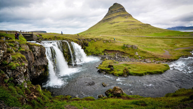 Der berühmte Kirkjufell thront im Hintergund