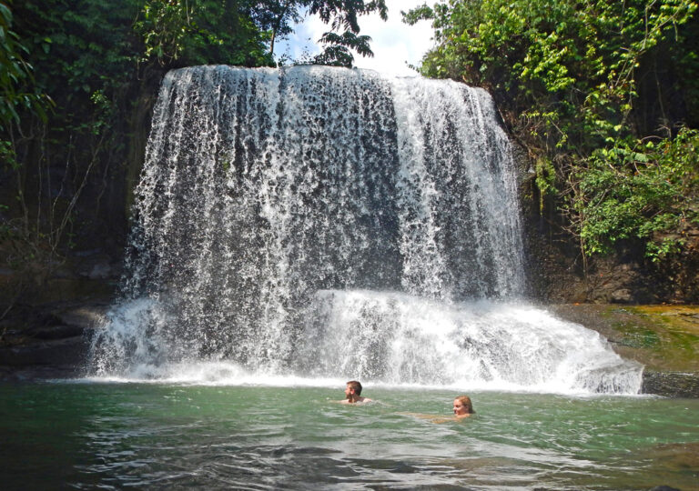 Abkühlung am Wasserfall