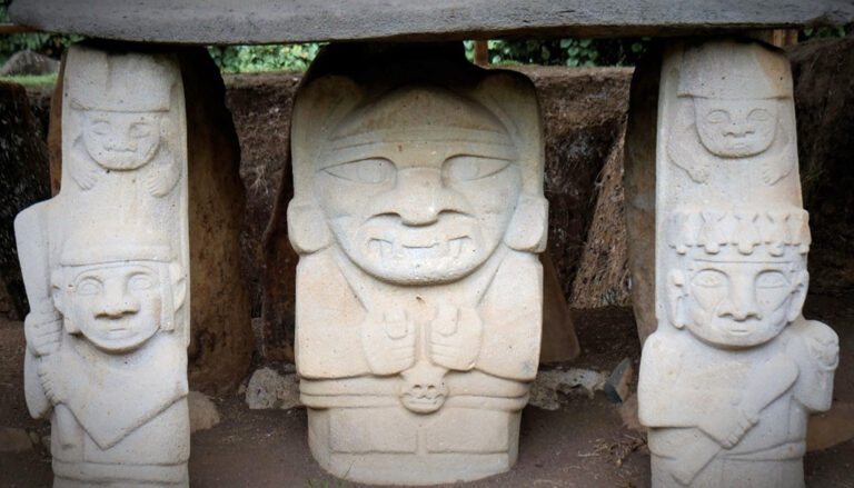 Skulpturen im archäologischen Park