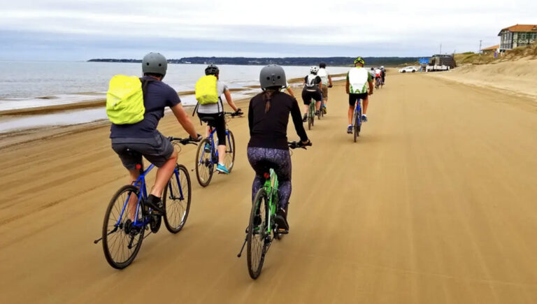 Mit dem Fahrrad über den Strand