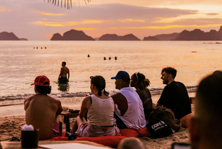 Gemeinsam den Sonnenuntergang anschauen