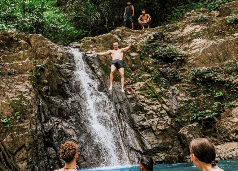 Mutiger Sprung am Wasserfall