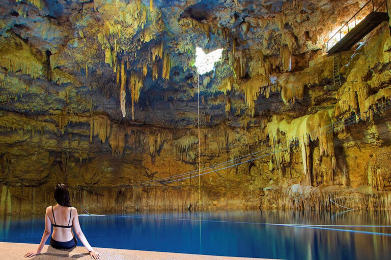 Baden in der Chukum Cenote