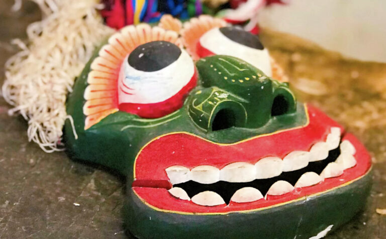 Traditionelle Holzmaske