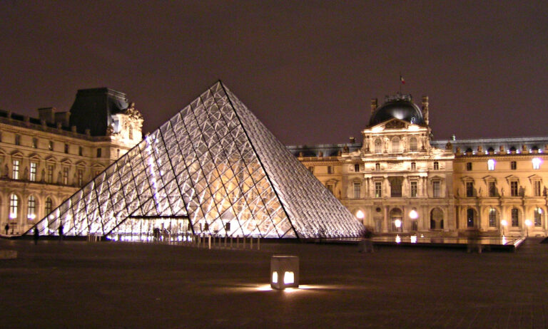 Das Louvre bei Nacht