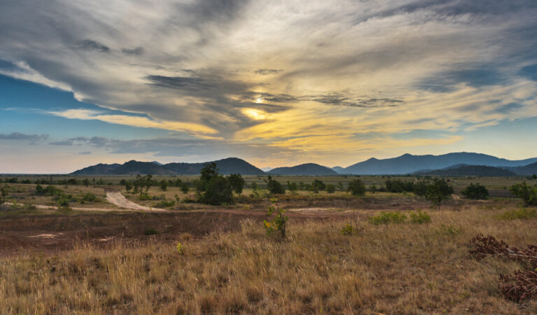 Landschaft mit Hügeln bei Sonnenuntergang