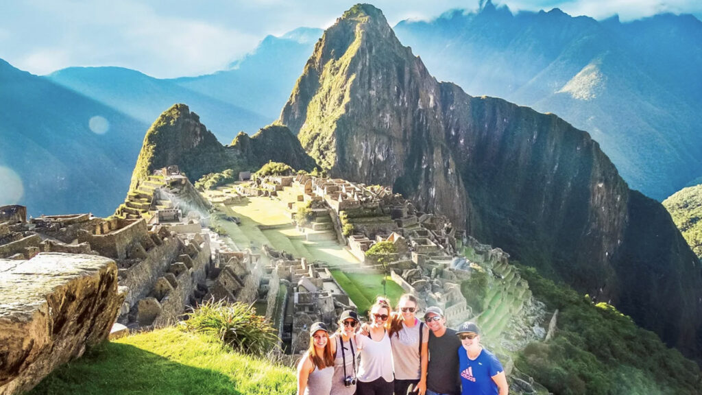 Gruppenbild vor Machu Picchu