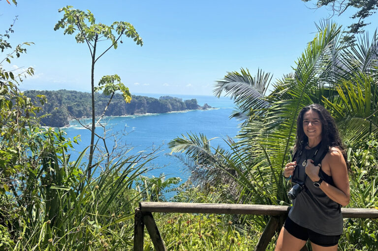 Reisende am Aussichtspunkt im Manuel Antonio Nationalpark