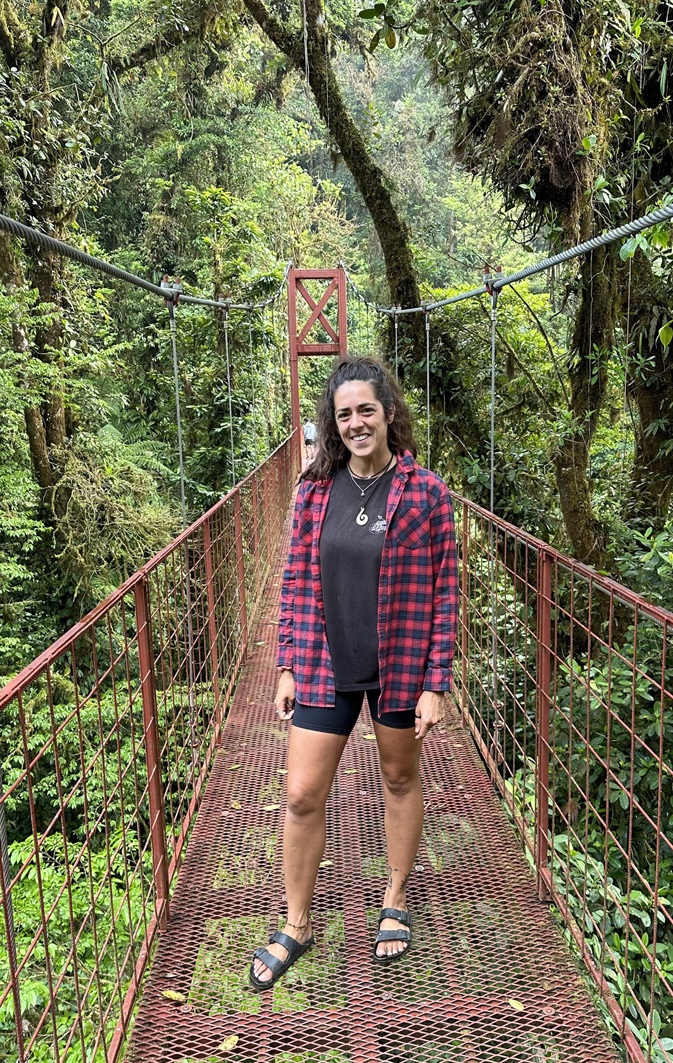 Reisende auf einer Hängebrücke im Nebelwald von Monteverde