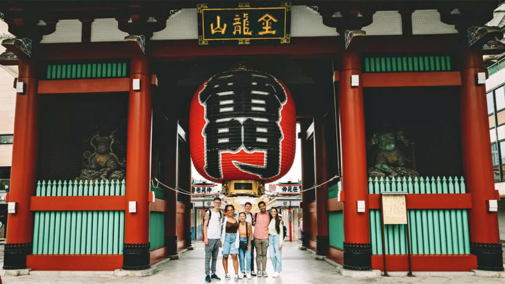 Gruppenbild unter riesiger Laterne Tempeleingang Tokio