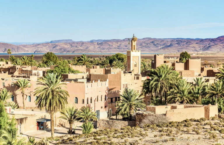 Gebäude zwischen Palmen in Ouarzazate
