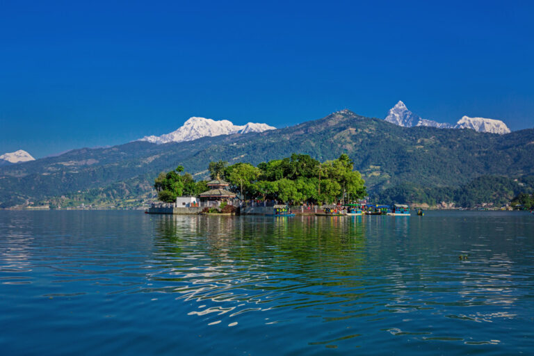 Der Tal Barahi Templel auf dem Phewa See in Pokhara