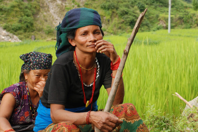 Traditionell gekleidete Frauen an Feld in Nepal