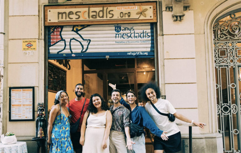 Gruppe vor dem gemeinnützigen Restaurant Mescladis