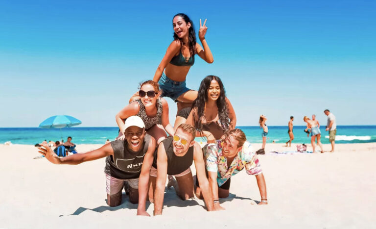 Gruppenpyramide am Strand von Ibiza