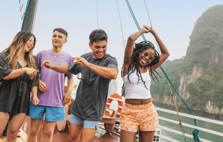 Tanzen auf dem Boot in der Halong Bucht